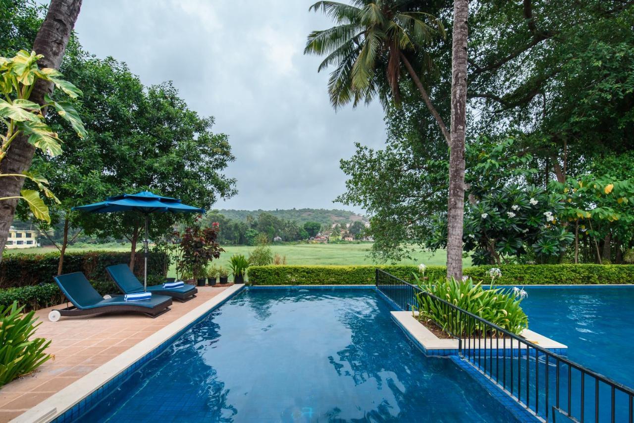 Novotel Goa Resort & Spa Кандолим Екстериор снимка The swimming pool at the resort