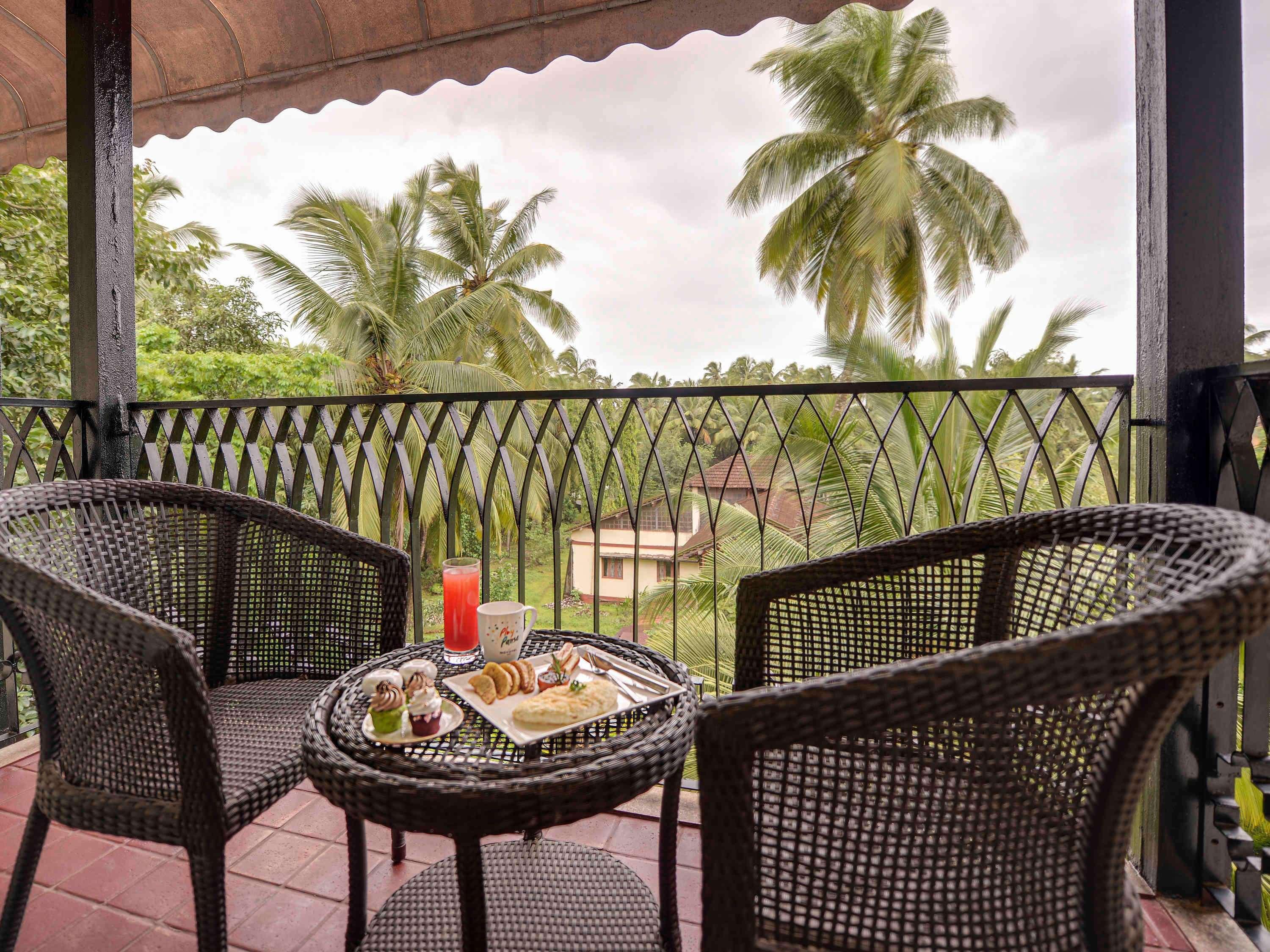 Novotel Goa Resort & Spa Кандолим Екстериор снимка A balcony at the hotel