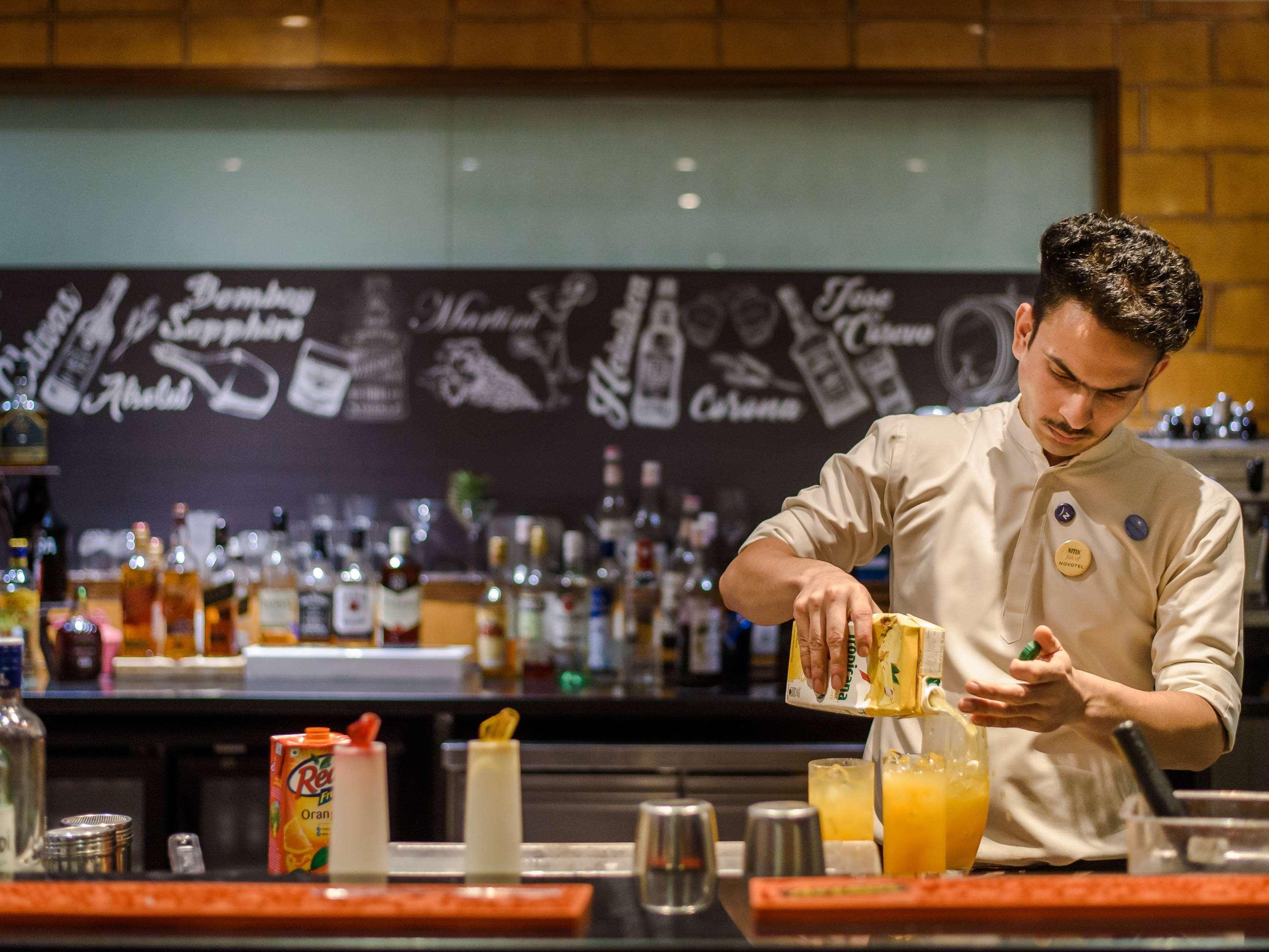 Novotel Goa Resort & Spa Кандолим Екстериор снимка A bartender at work